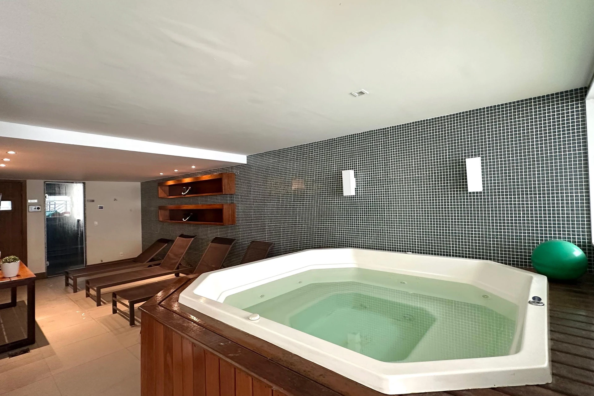 Apartamento mobiliado, 101 m², com janelas do piso ao teto — photo 40