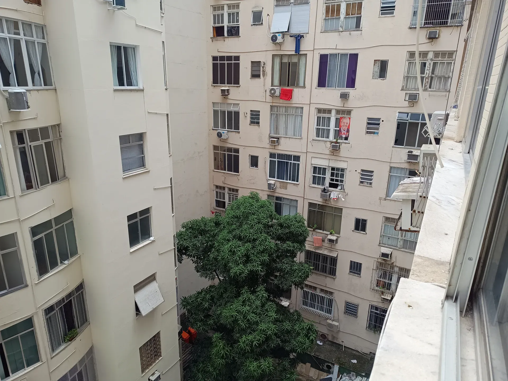 Balcony with a grill in a one-bedroom apartment, 30 m² — photo 14