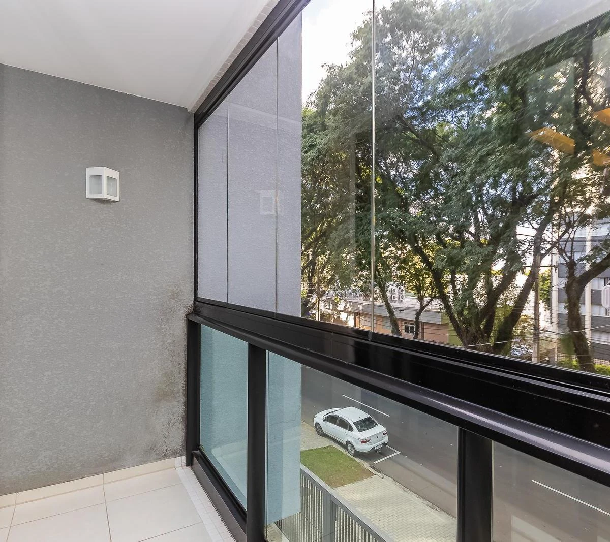 Квартира 71 м² с застеклённым балконом и панорамными окнами — photo 10