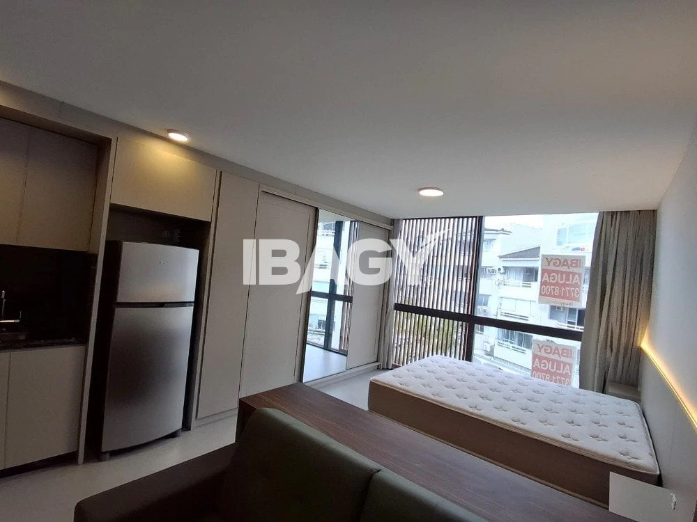 1-bedroom apartment with a pool in the building — photo 2