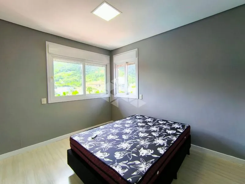 4-bedroom house with floor-to-ceiling windows — photo 19