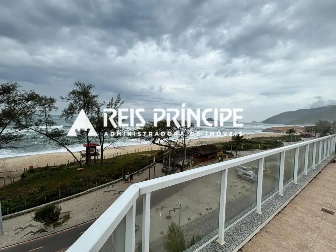 Unfurnished apartment with 4 bedrooms and a glass balcony — photo 24
