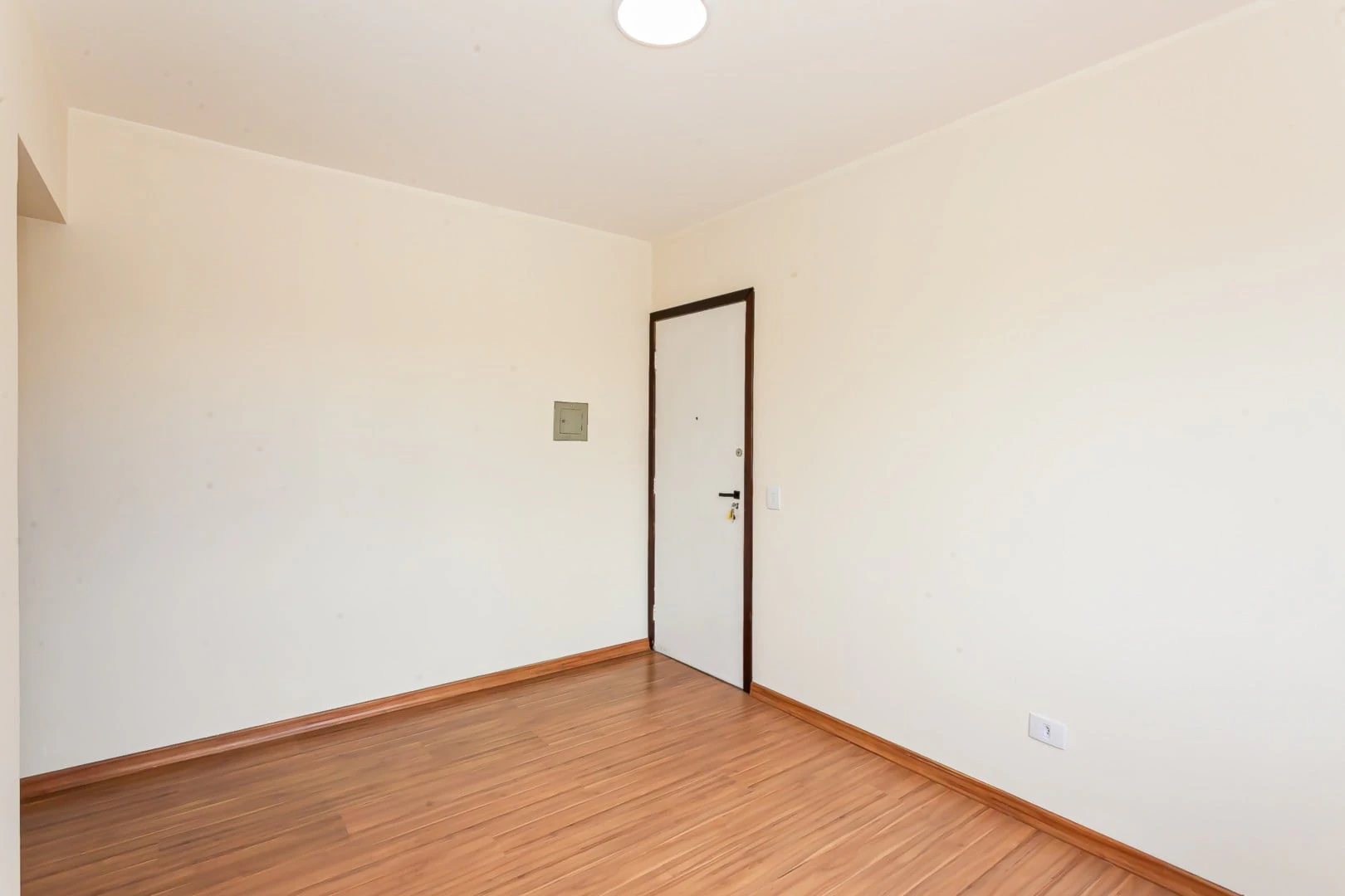 Дерев'яна підлога або ламінат та 1 спальня: квартира 44 м² — photo 15