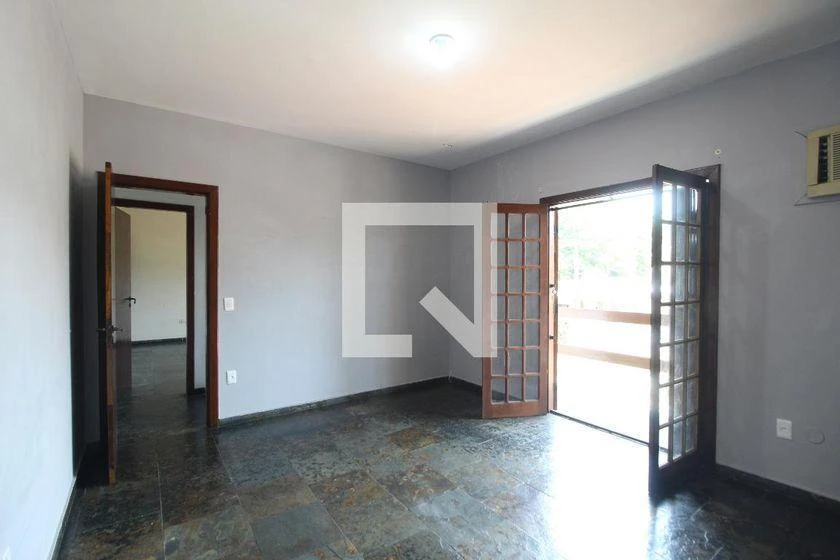 265 m² house with a home office and a bathtub — photo 22