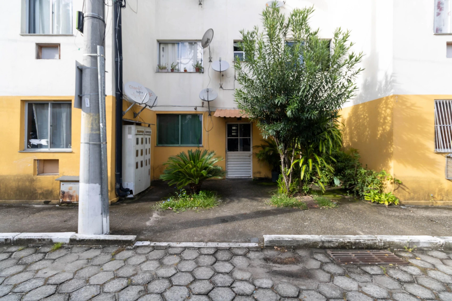 2-bedroom apartment in a building with a gym — photo 4