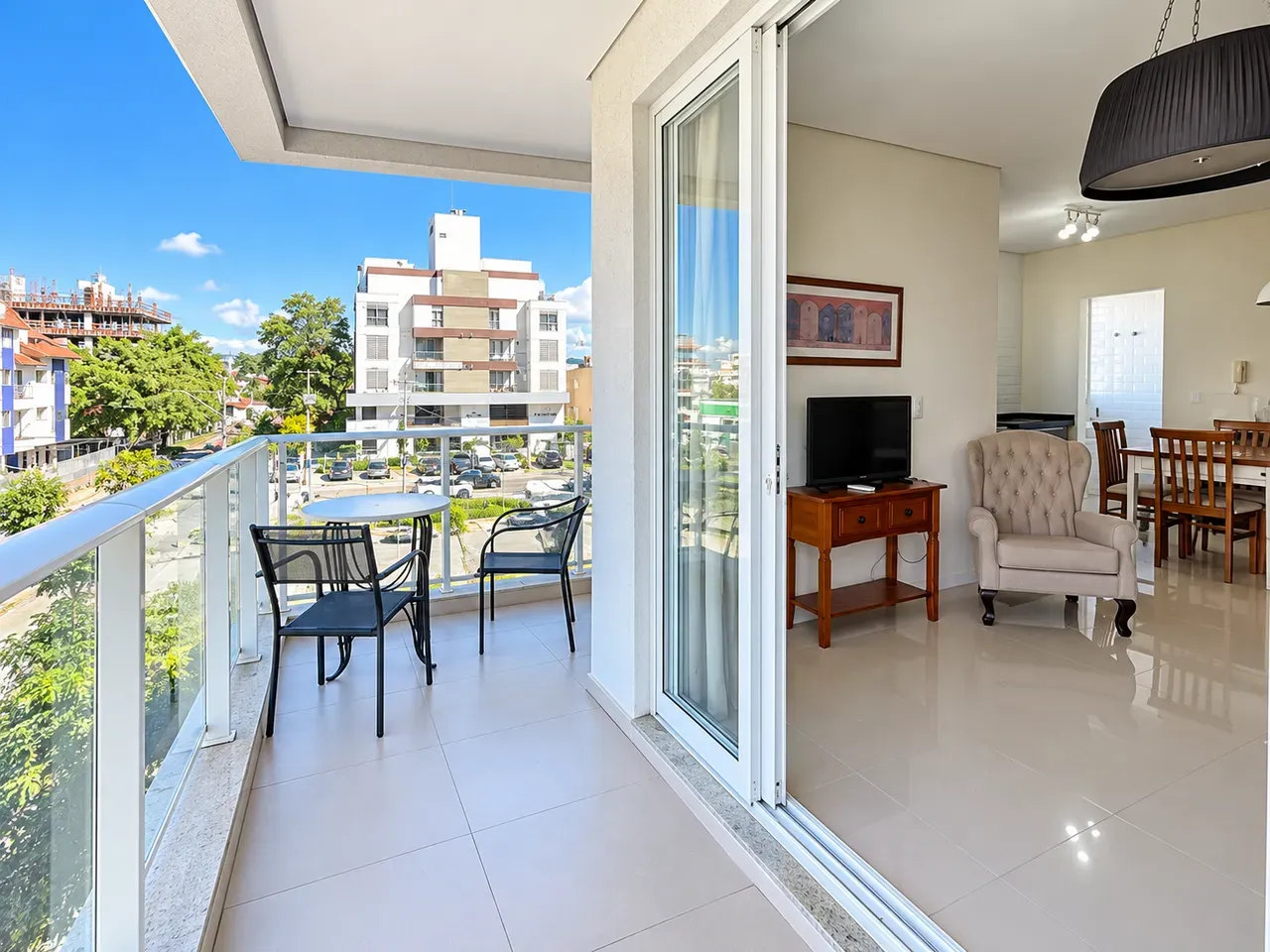 Apartamento amueblado de 3 dormitorios con cocina abierta — photo 19