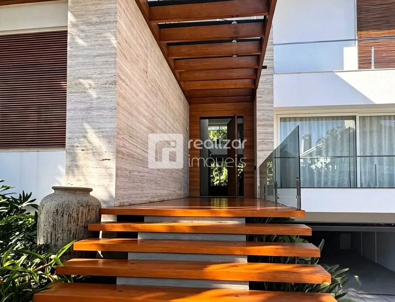 Casa mobiliada, 709 m², com janelas do piso ao teto