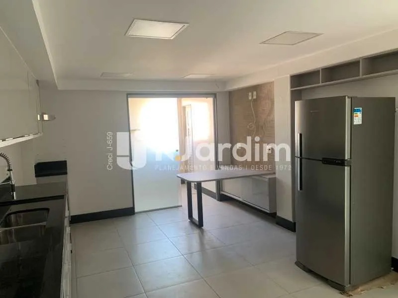 Unfurnished 3-bedroom apartment with open-plan kitchen — photo 13