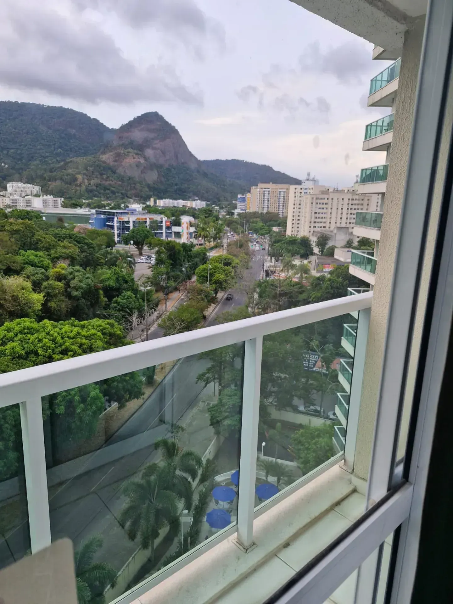 Apartamento com 2 quartos e varanda fechada de vidro — photo 11