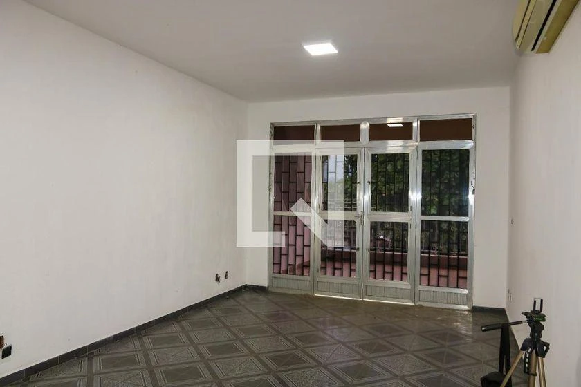 Furnished house with 4 bedrooms and 550 m² with air conditioning — photo 31