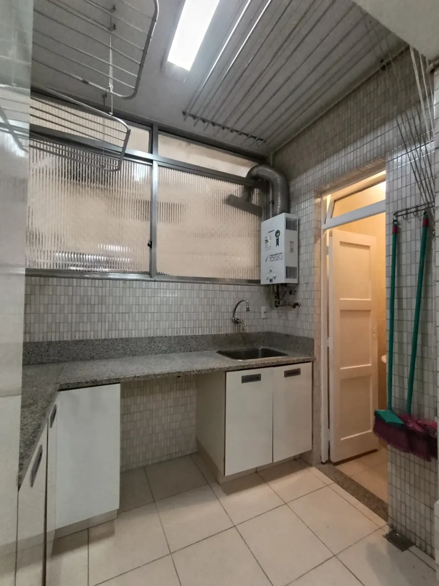 Unfurnished apartment with 3 bedrooms and 1 bathroom — photo 37