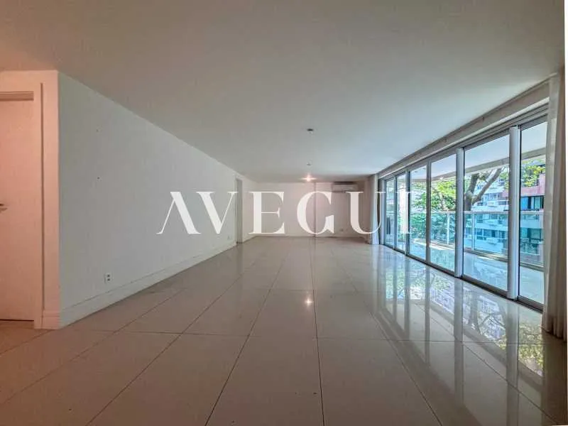 Apartment with 4 bedrooms, 5 bathrooms, and enclosed balcony