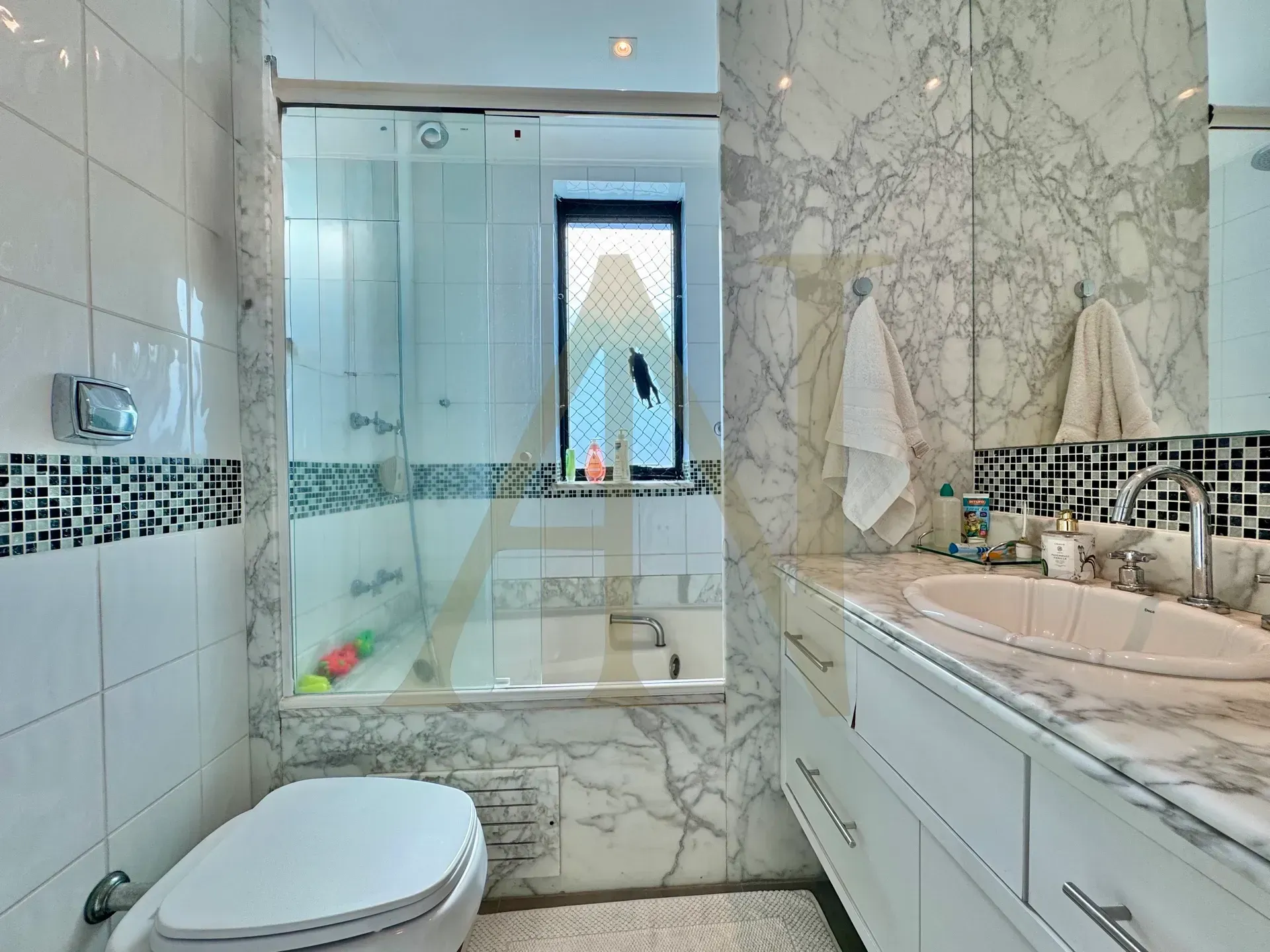 Furnished apartment with 4 bedrooms and 5 bathrooms — photo 21