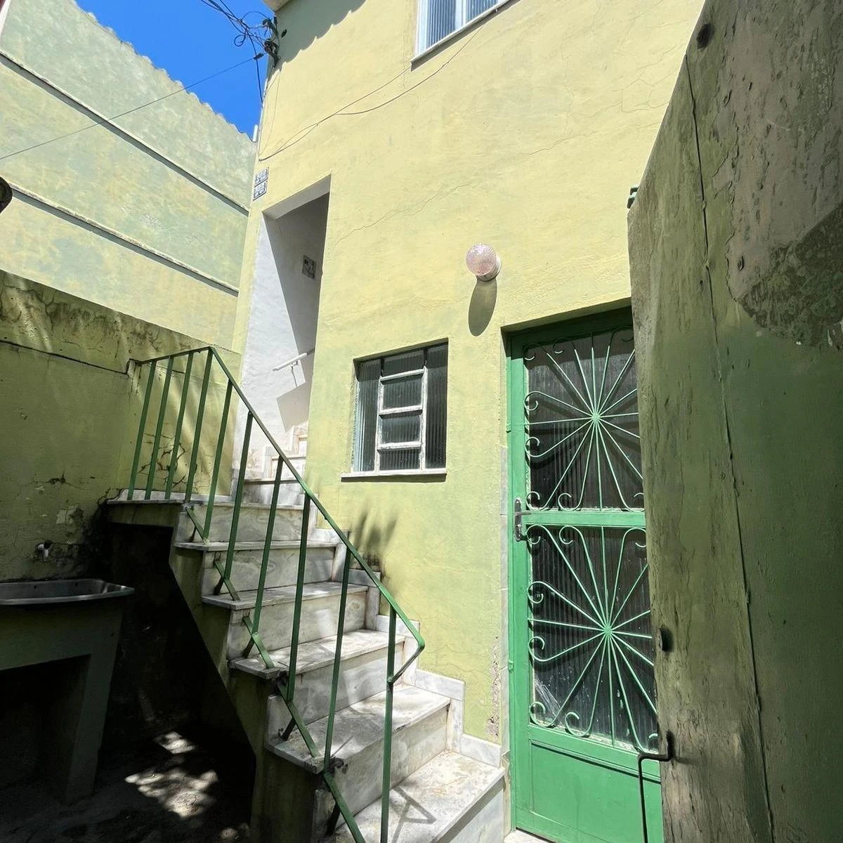 Unfurnished studio with no parking, gas heater and electric shower — photo 5