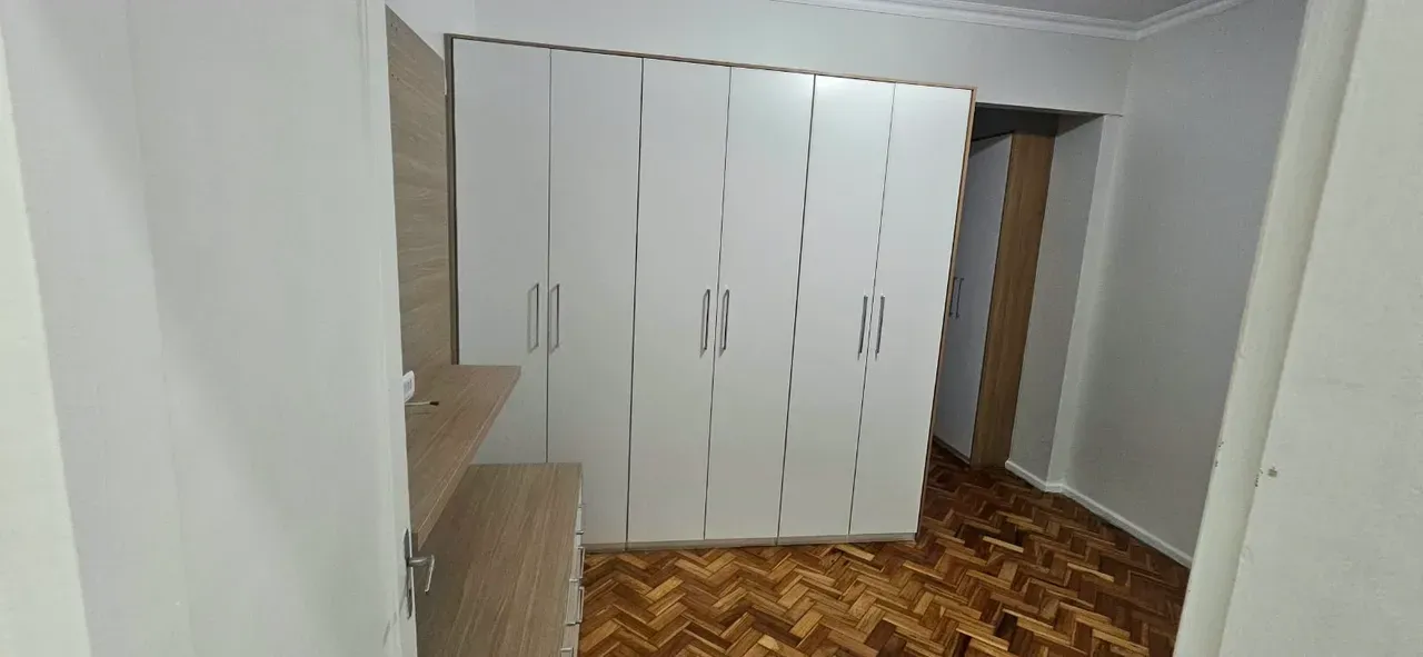 Apartamento de 2 quartos com piso de madeira ou laminado — photo 10