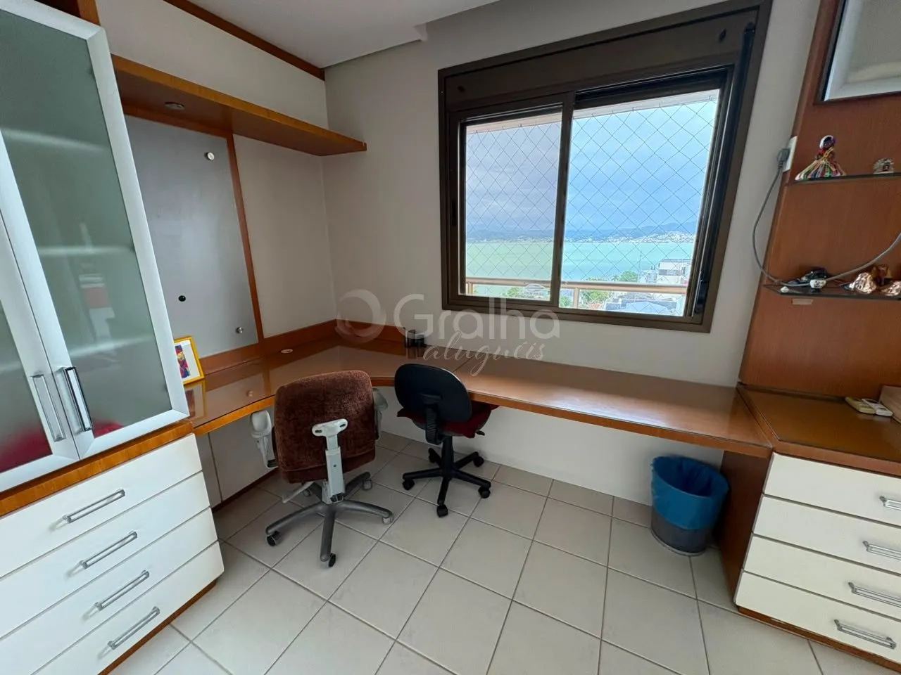 Furnished 3-bedroom apartment with an open-plan kitchen — photo 29