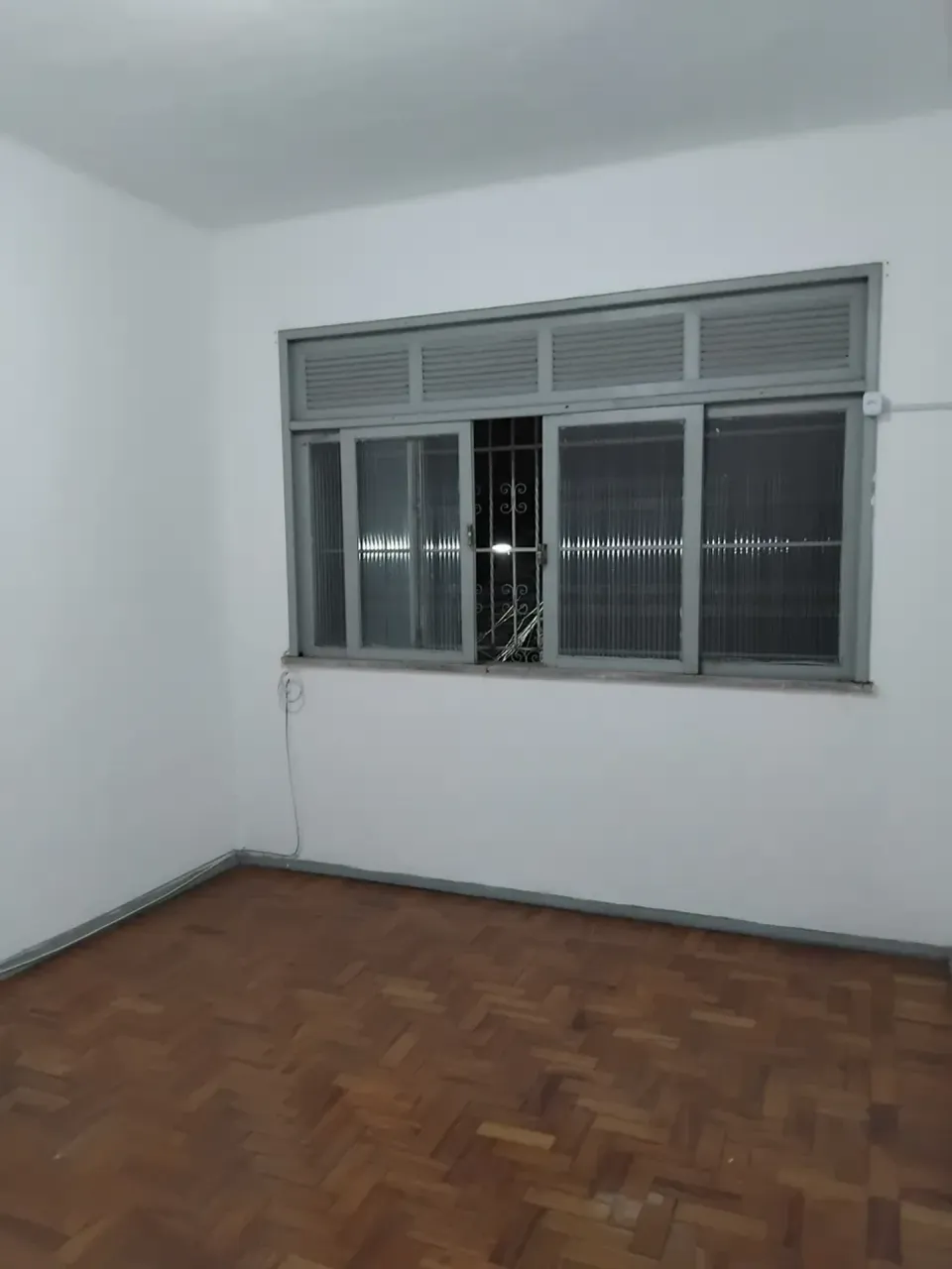 2-bedroom apartment with wood floors in the living room — photo 6