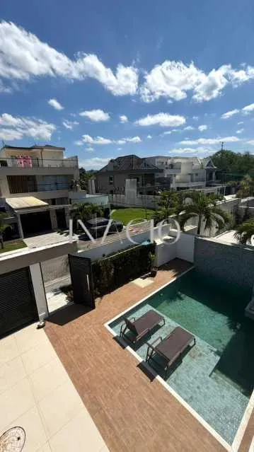 4-bedroom house with floor-to-ceiling windows — photo 11