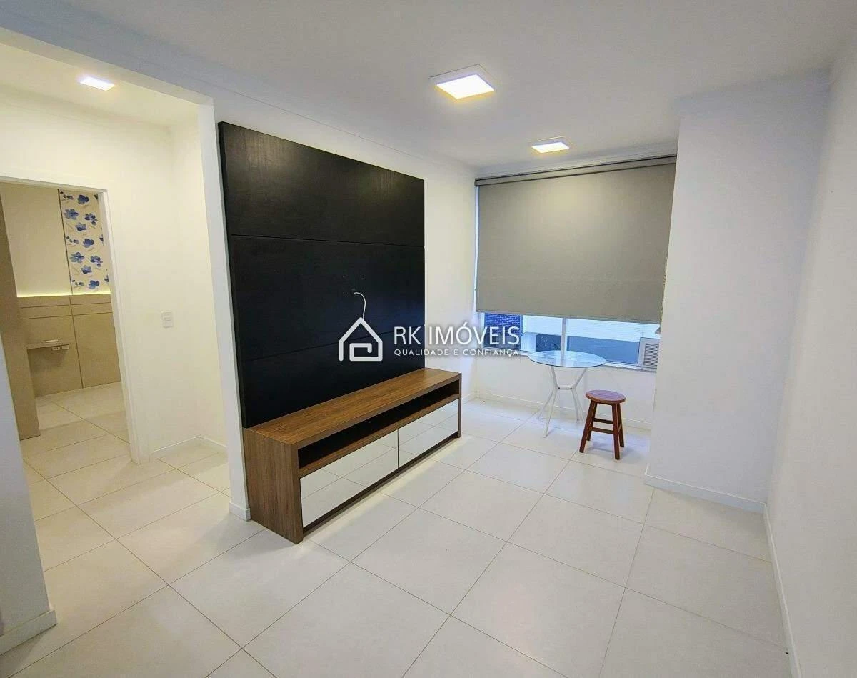 One-bedroom apartment in a building with a pool — photo 17