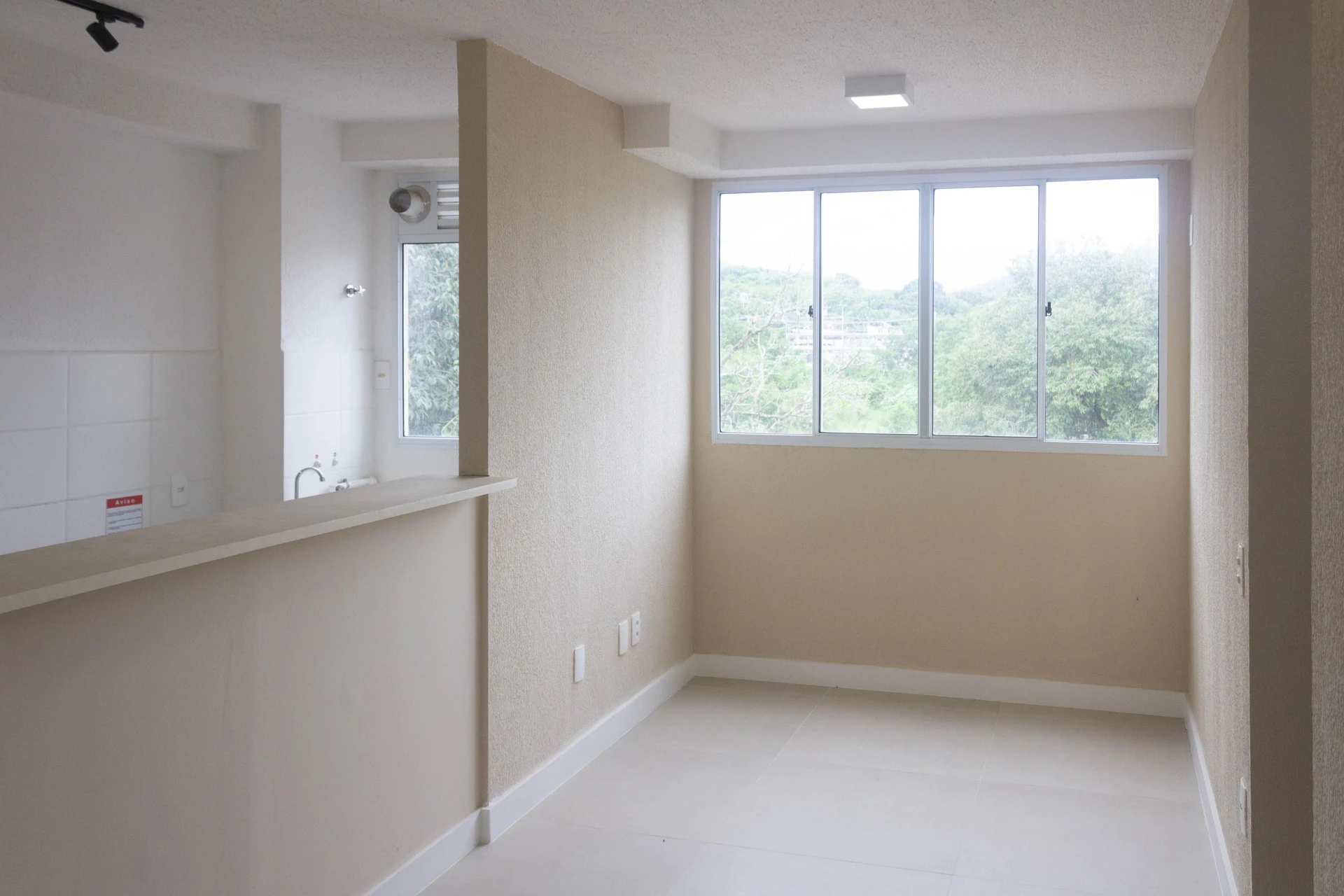 2-bedroom apartment in a building with a gym — photo 2