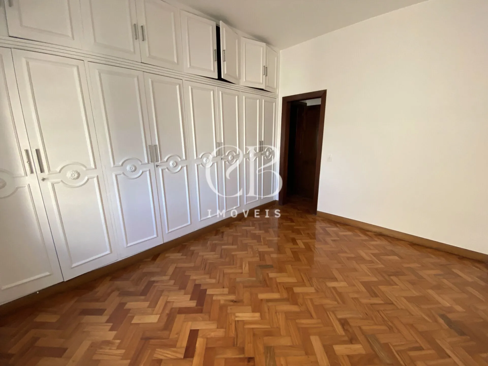 Apartment with 4 bedrooms and a glass-enclosed balcony — photo 38