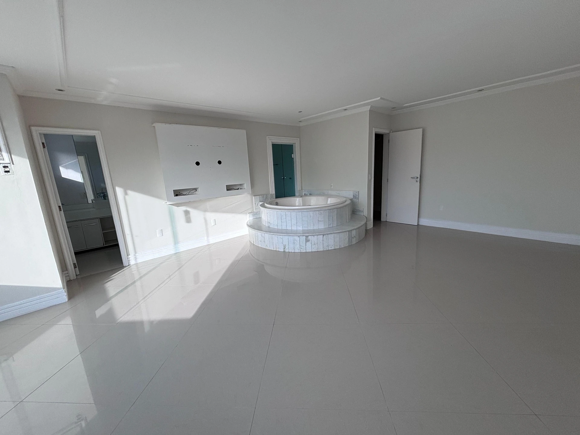 Condo house with 6 bedrooms and a balcony grill — photo 24