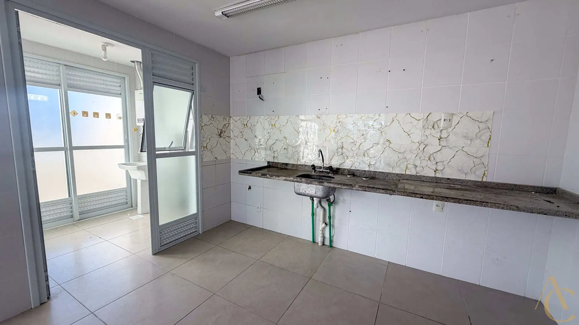 Furnished apartment with 3 en-suite bedrooms — photo 48