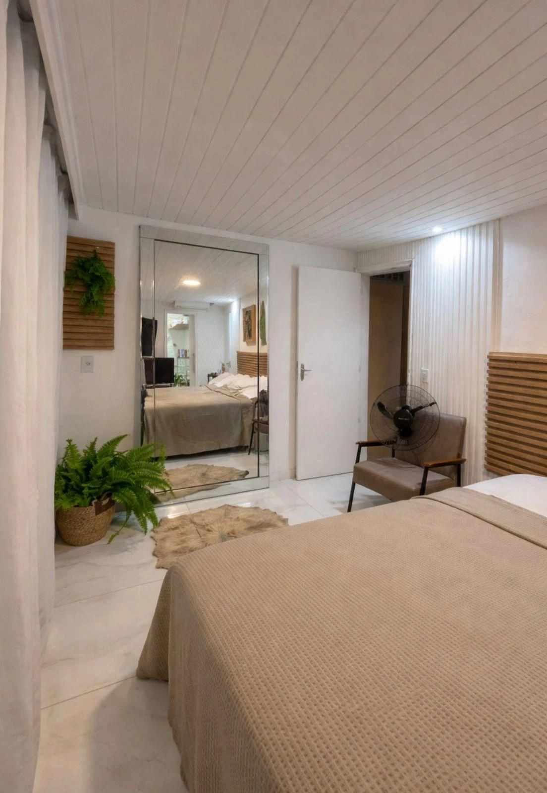 Walk-in closet in a 3-bedroom apartment, 230 m² — photo 4