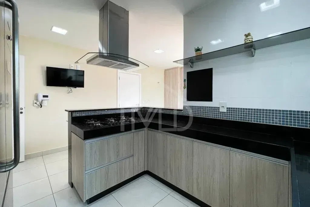House with 4 bedrooms and an open-plan gas kitchen — photo 15