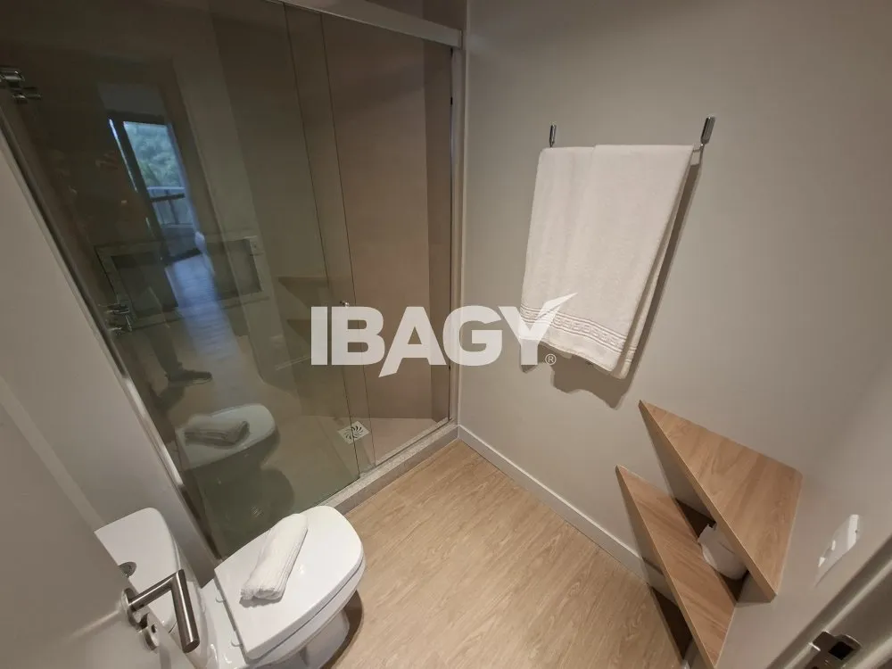 Studio with a glassed-in balcony and open-plan kitchen — photo 250