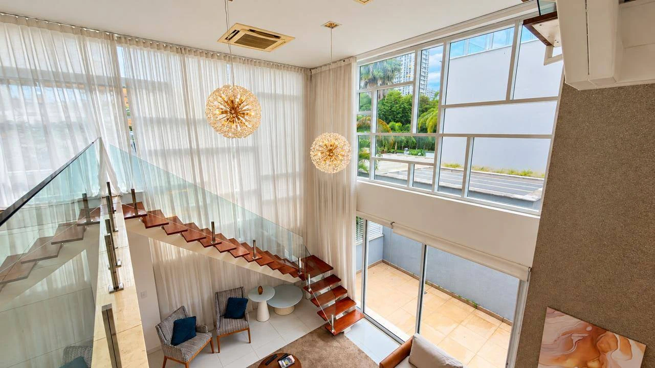 4-bedroom house with floor-to-ceiling windows — photo 3