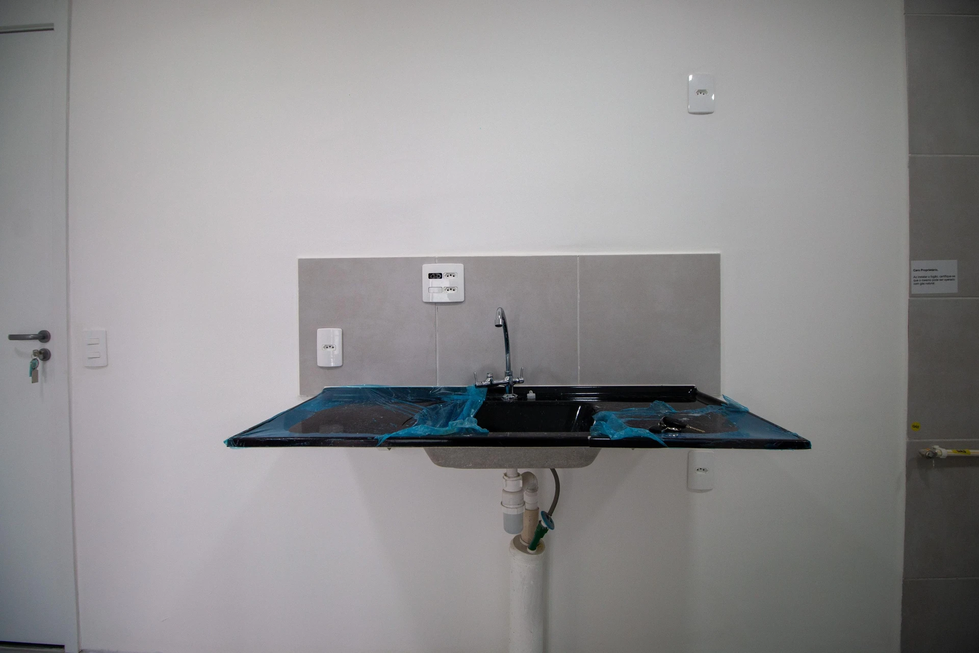 2-bedroom apartment in a building with a gym — photo 12
