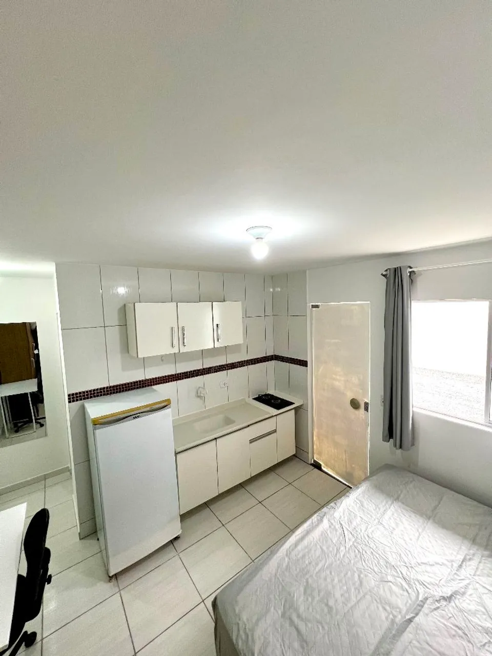 Furnished studio flat with 1 bedroom and gas kitchenette — photo 3