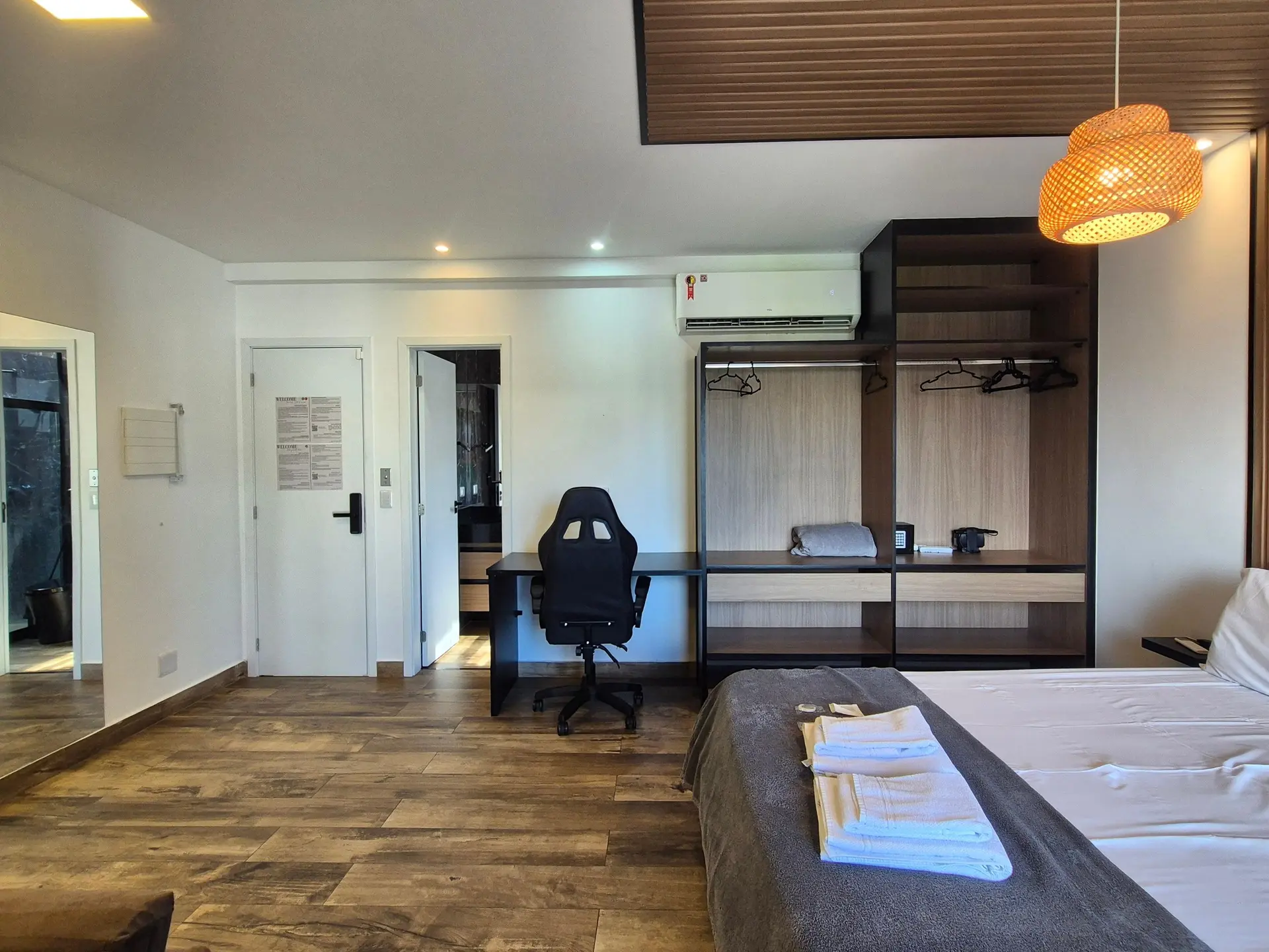 Kitnet amueblada con 1 dormitorio y balcón