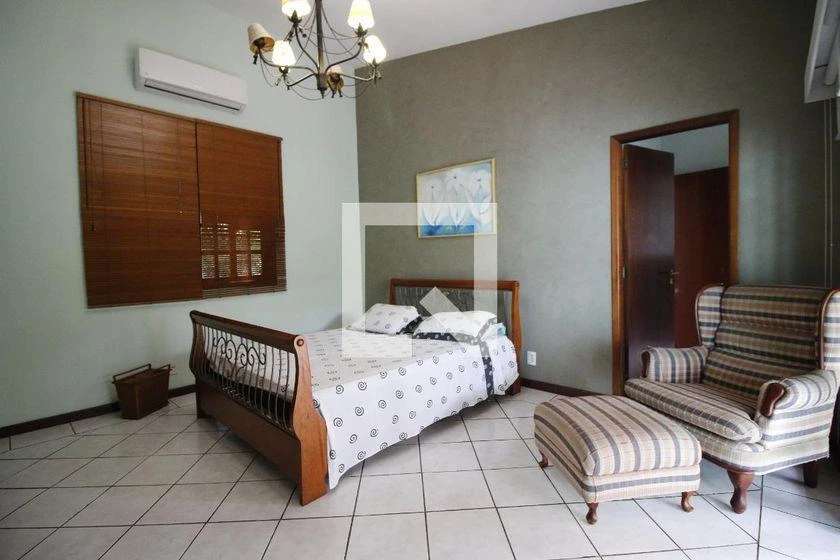 Casa de 700 m² con bañera y vestidor — photo 28