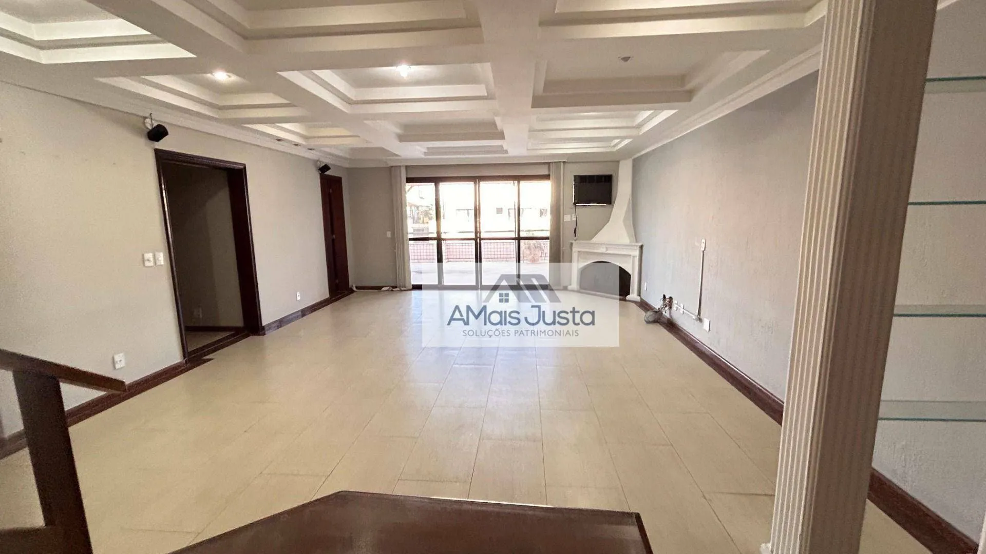4-bedroom apartment in a building with a pool — photo 62