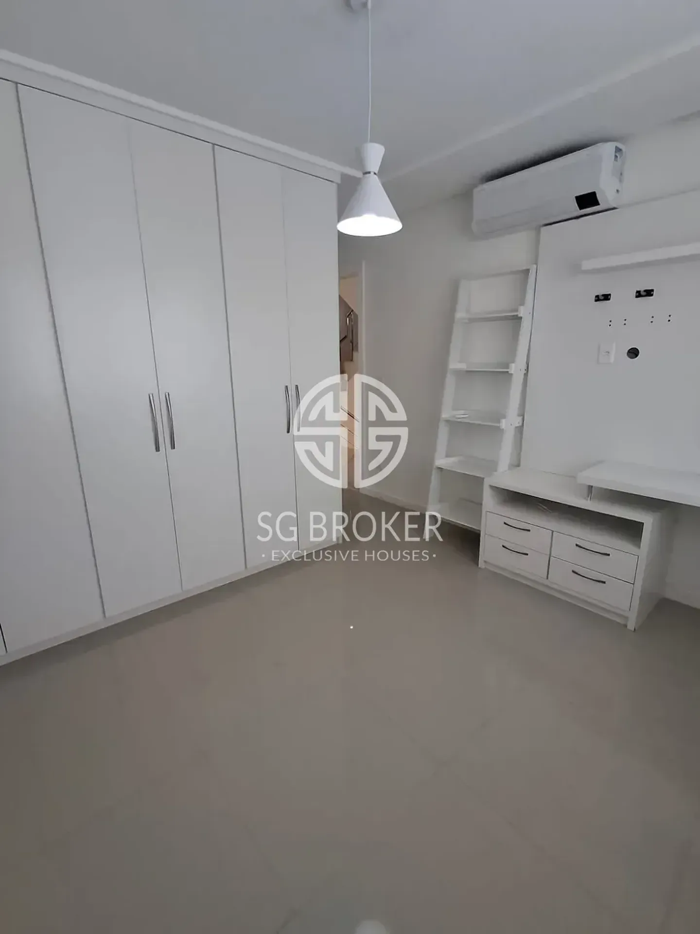 Casa com 5 suítes e 5 banheiros, 330 m² — photo 25