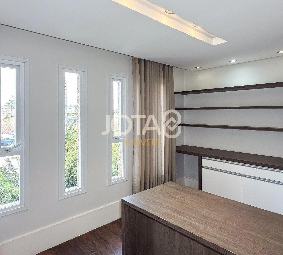 4-bedroom house with floor-to-ceiling windows — photo 8