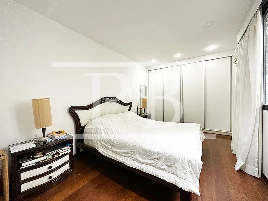 4-bedroom apartment with 250 m² and glassed-in balcony — photo 8