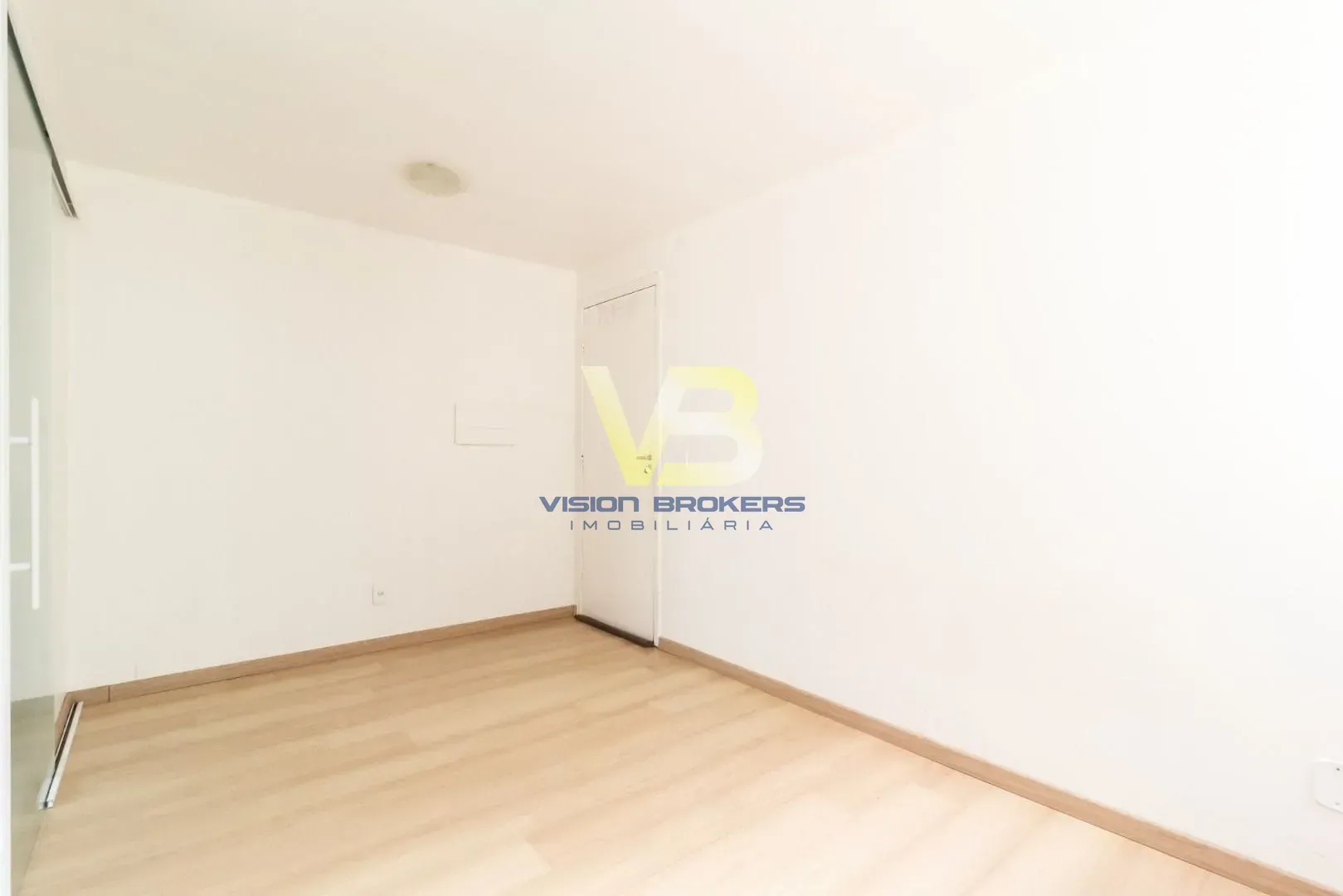 2-bedroom apartment with wood or laminate floors in Curitiba — photo 24