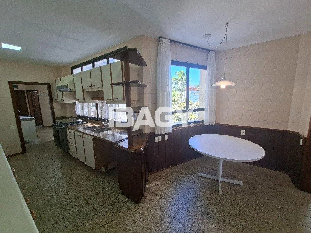 302 m² apartment with a water view and a bathtub — photo 15
