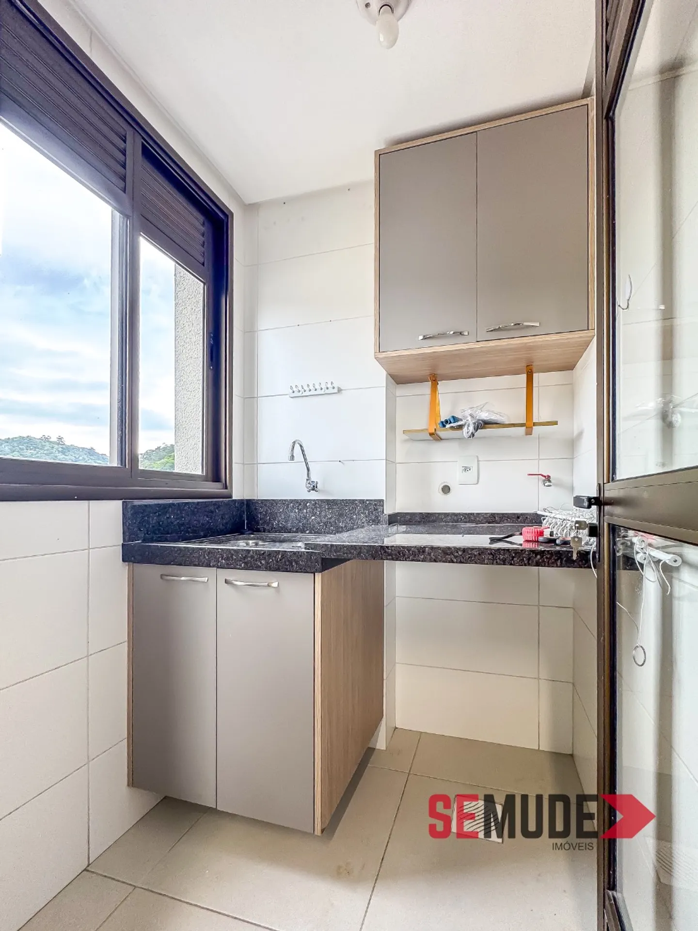 Balcony with a grill in a 2-bedroom apartment, 66 m² — photo 20