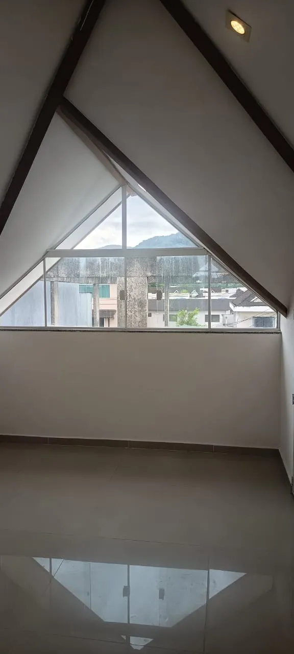 Casa com 5 quartos e 5 banheiros, cozinha com fogão a gás — photo 14