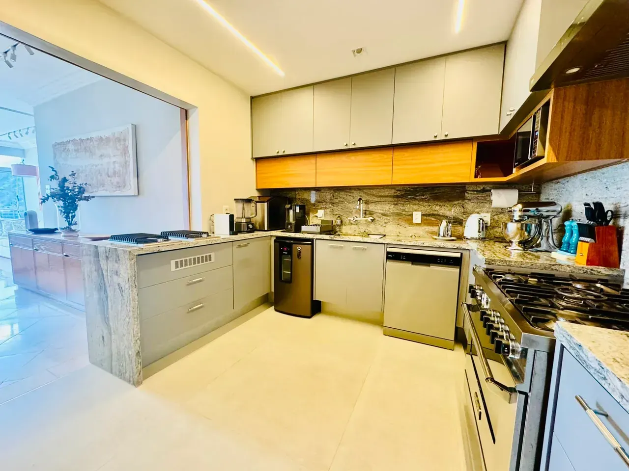 Furnished 3-bedroom apartment with 3 bathrooms — photo 4