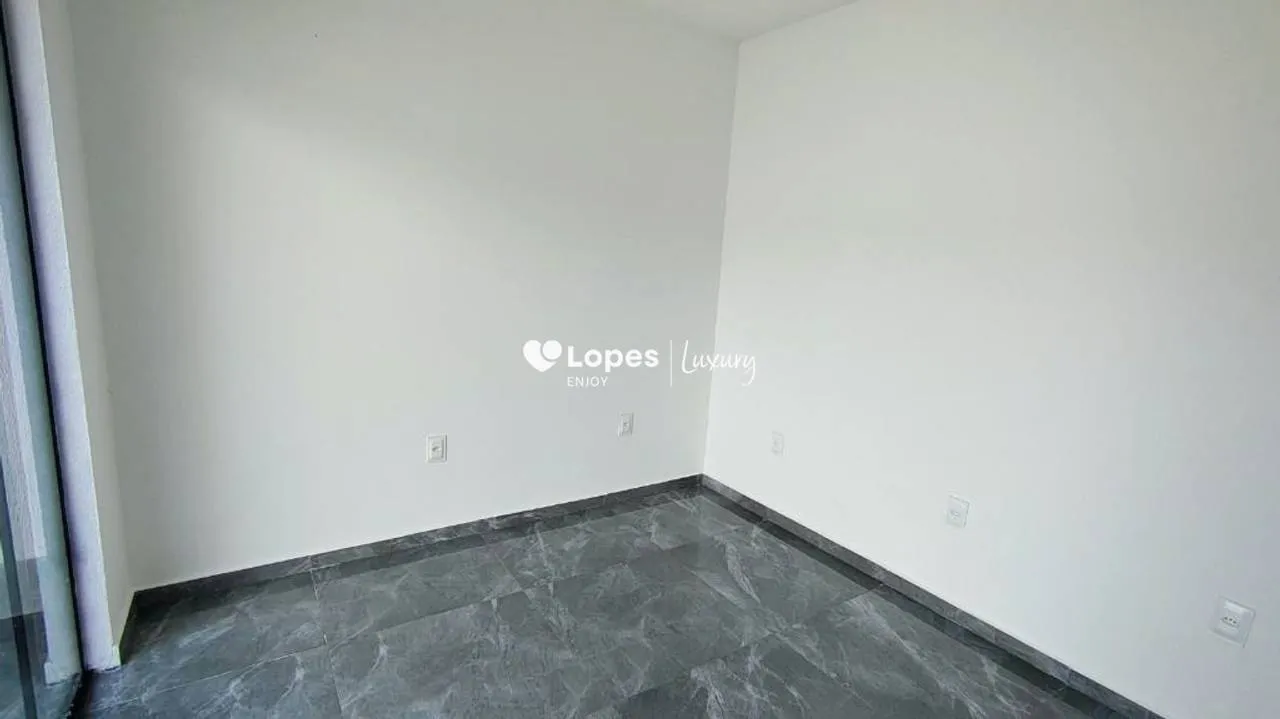 5-bedroom house with open-plan kitchen and gas stove — photo 12