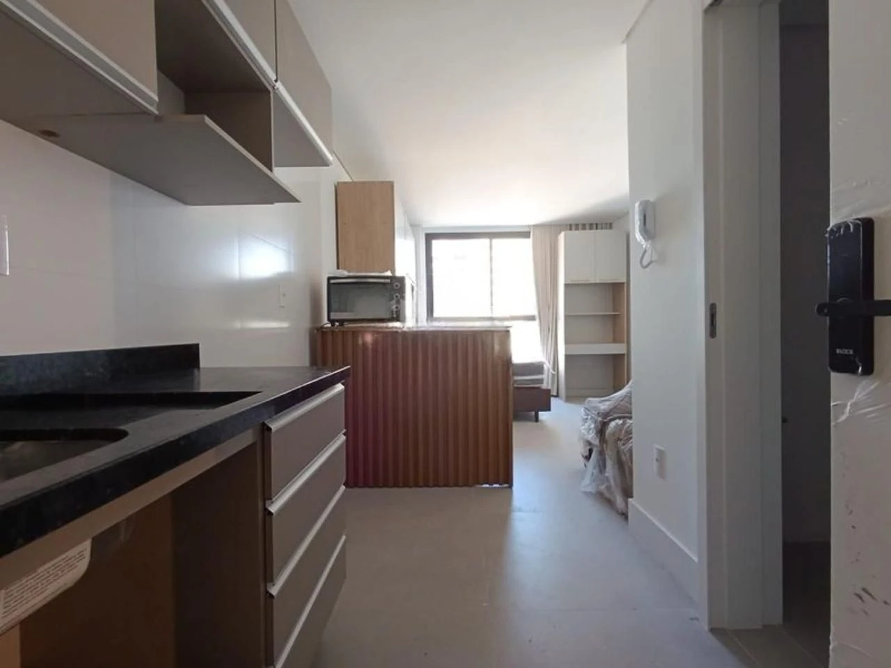 Apartamento com 1 dormitório e cozinha compacta com forno — photo 15