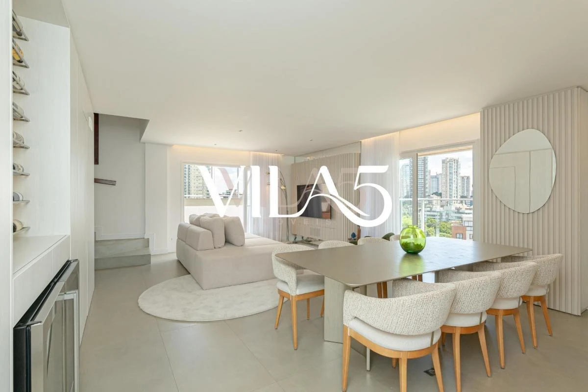 Furnished apartment, 195 m², with a glass-enclosed balcony — photo 2