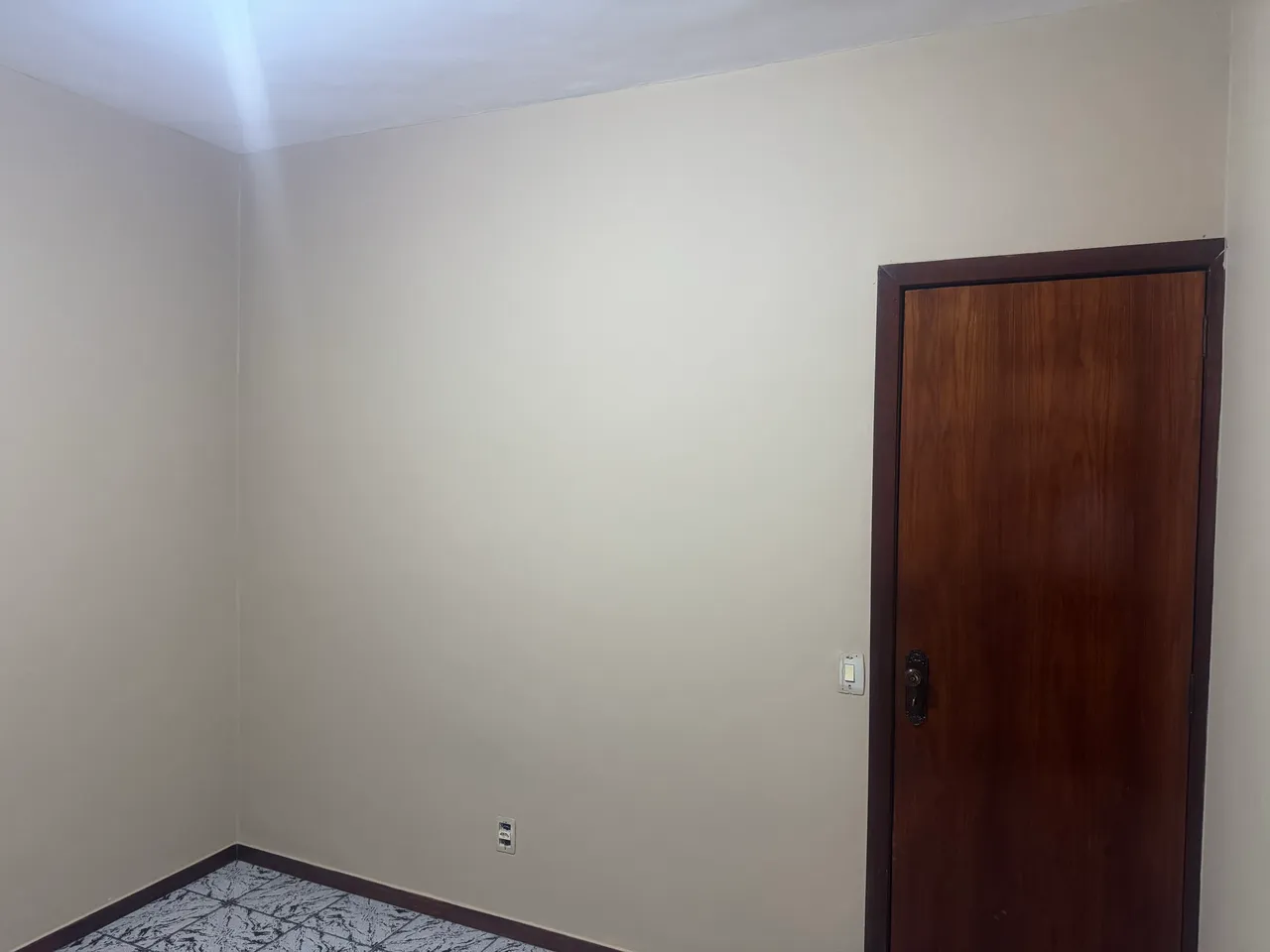 Studio mobiliagem zero com cozinha fechada e 1 banheiro