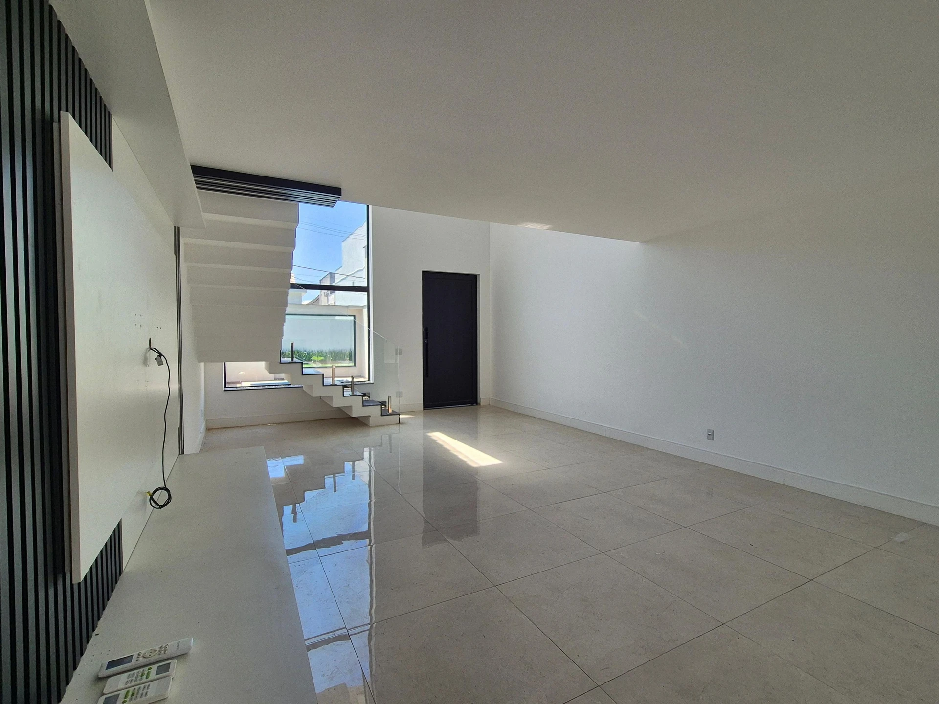 4-bedroom house with a glass-enclosed balcony — photo 19