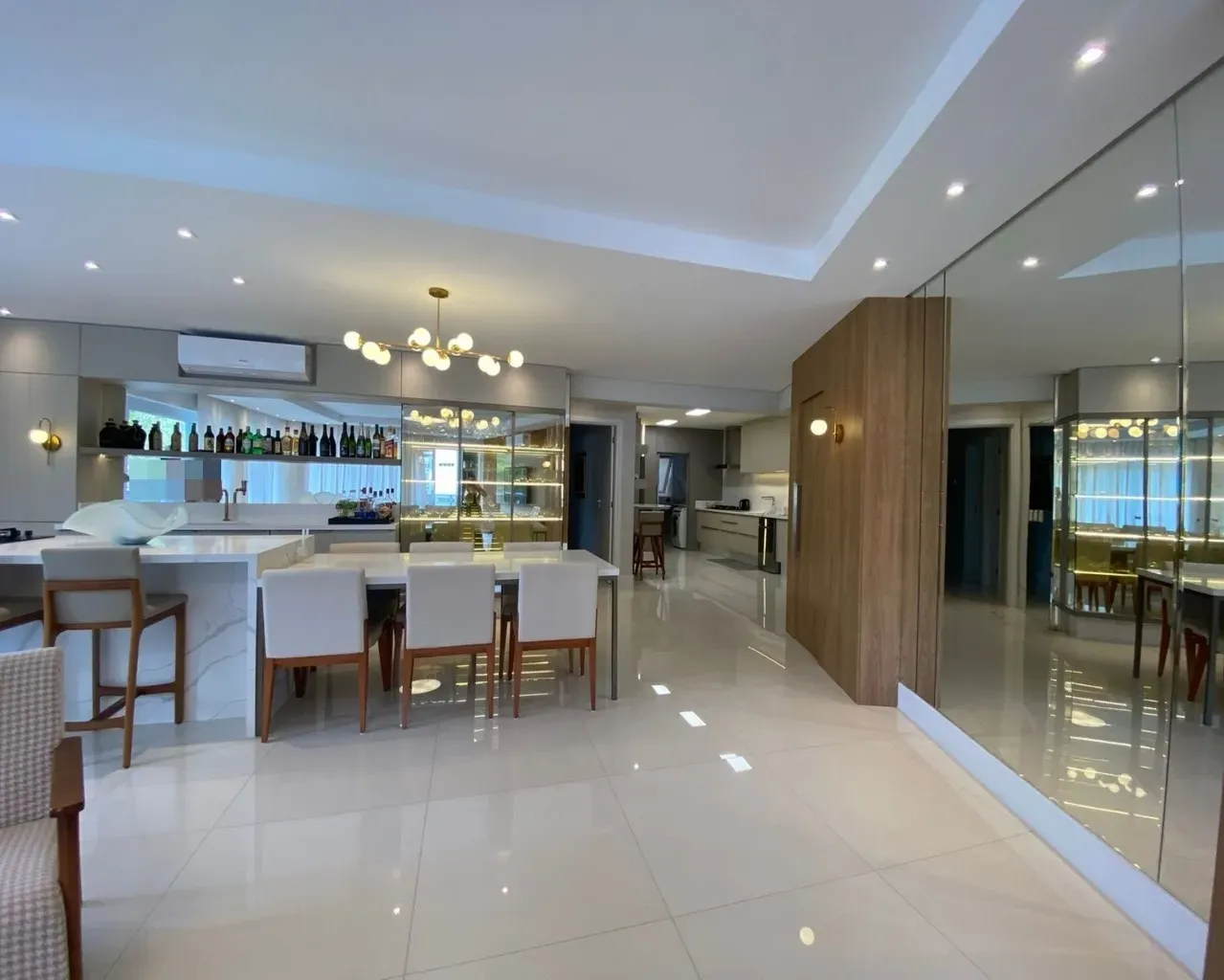 Furnished 4 en-suite bedroom apartment with 230 m²